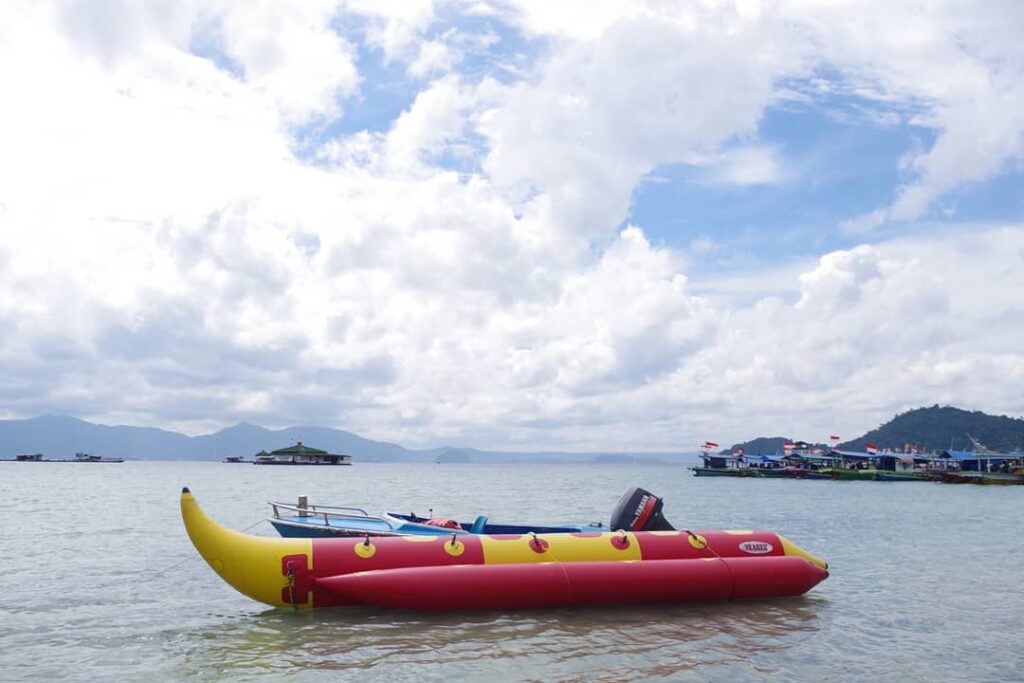 Pantai Sari Ringgung dengan Banana Boat